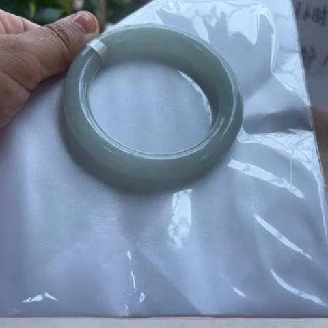 翡翠手镯未镶嵌翡翠手镯