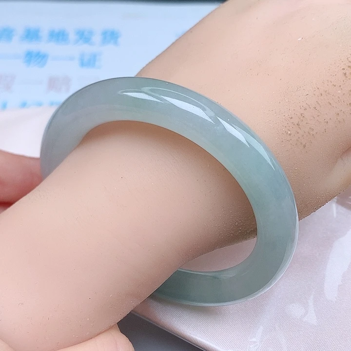 未镶嵌手镯（圆镯）翡翠天然