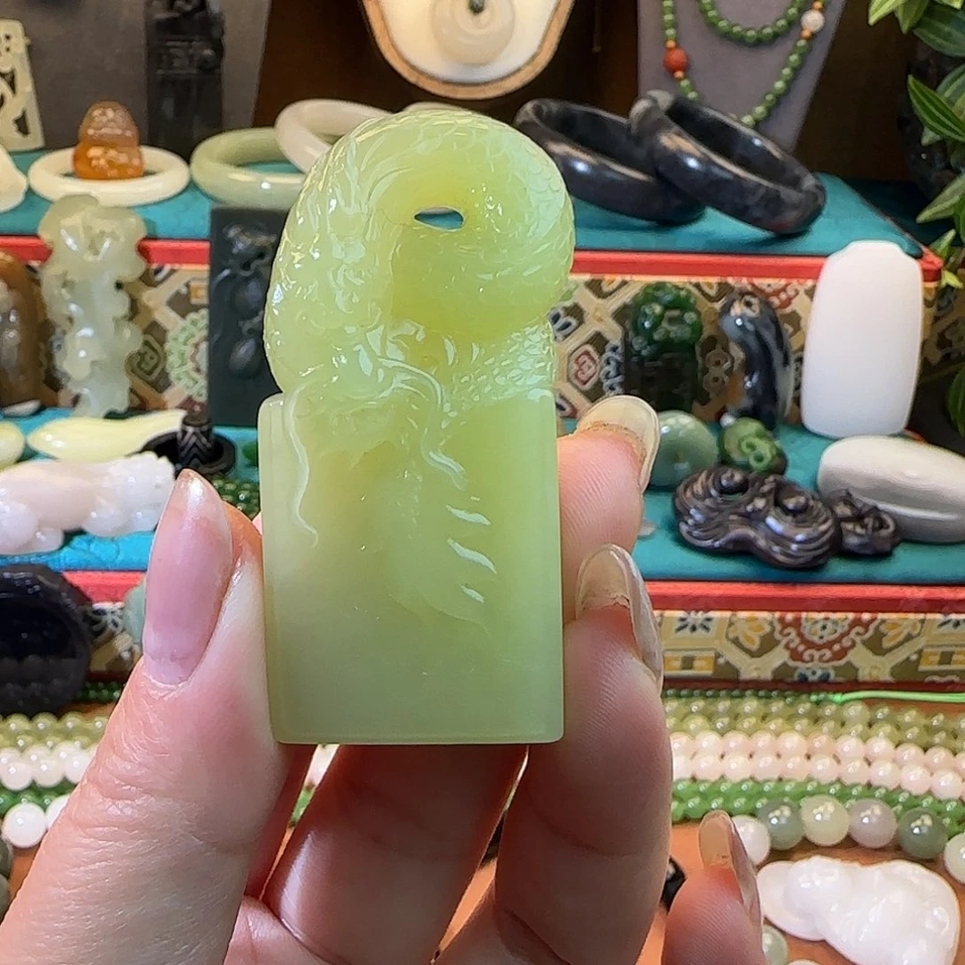 张***猛和田玉未镶嵌颈饰