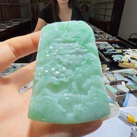 翡翠未镶嵌颈饰一个