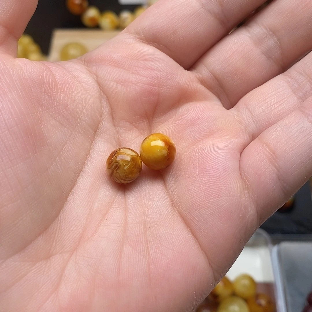 形***林未镶嵌琥珀裸石蜜蜡