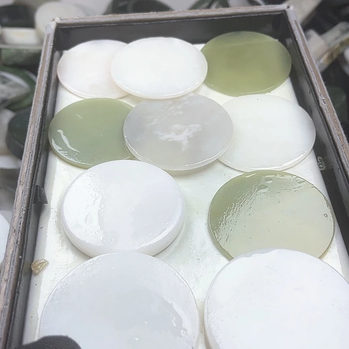 和田玉（糖玉）和田玉边角料9K金镶嵌了*