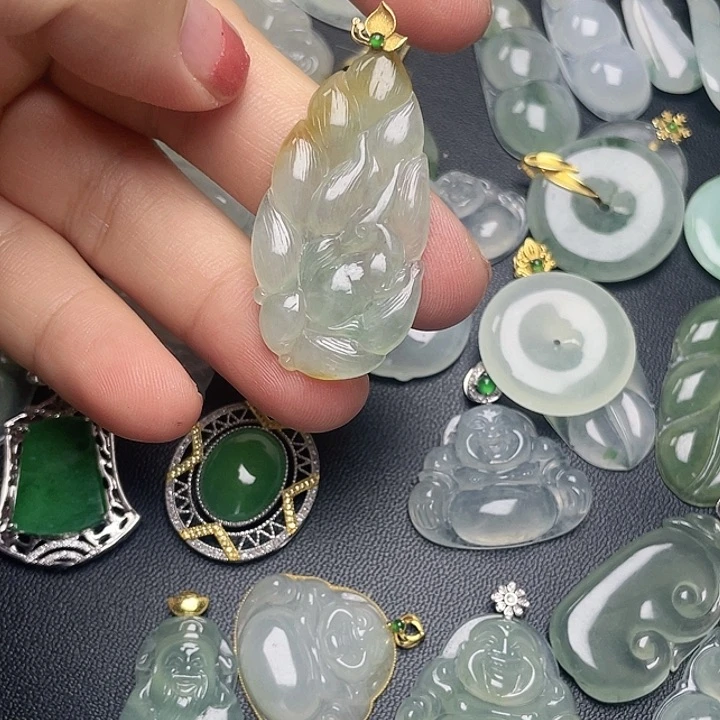 翡翠18K金镶嵌颈饰九尾狐