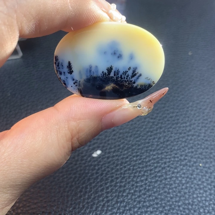 亿***田玛瑙/玉髓未镶嵌颈饰