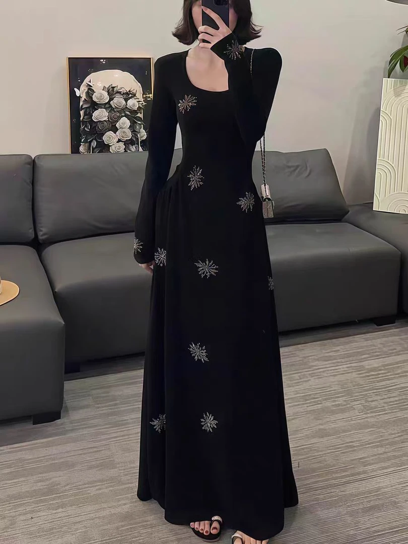 法式赫本风高级感气质烫钻U领连衣裙女装秋季新款收腰显瘦长裙子