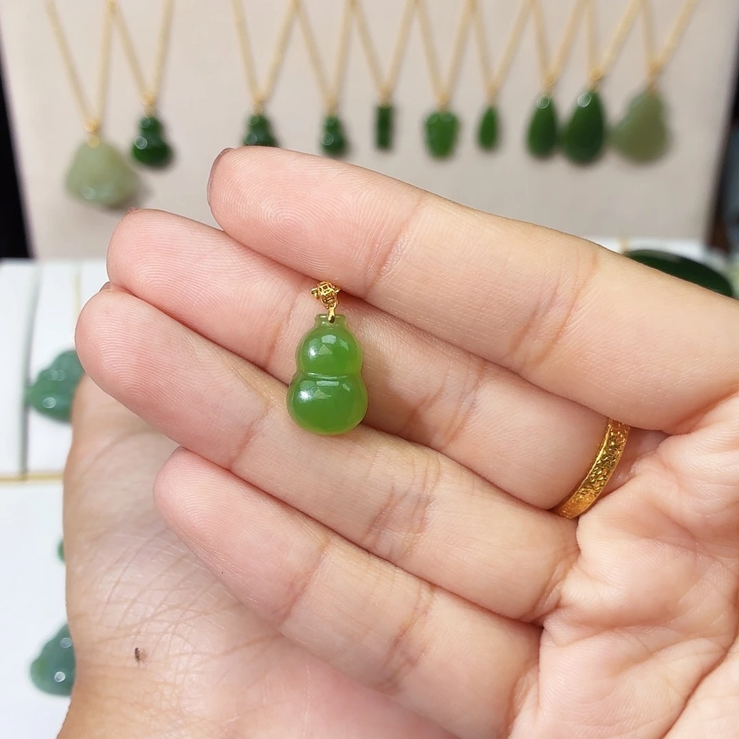 蔷***^吊坠(赠链)18K金镶嵌和田玉（碧玉）