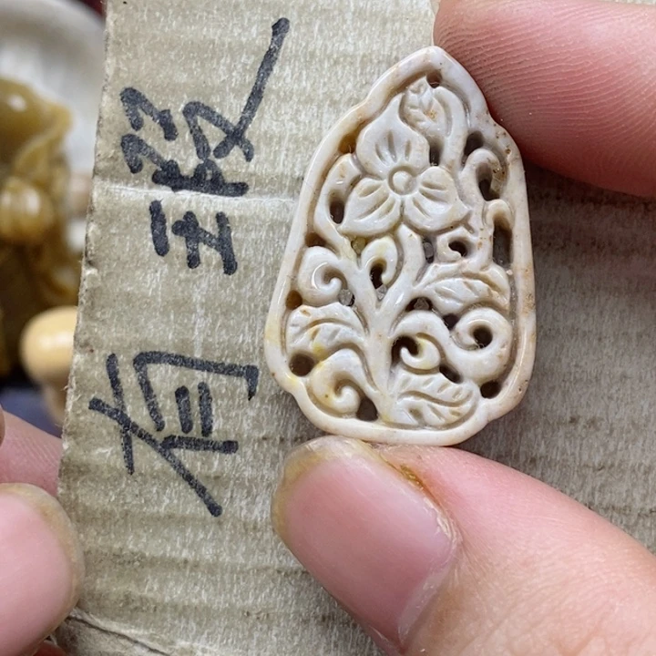 颈饰未镶嵌硅化珊瑚（珊瑚玉）崽***大小