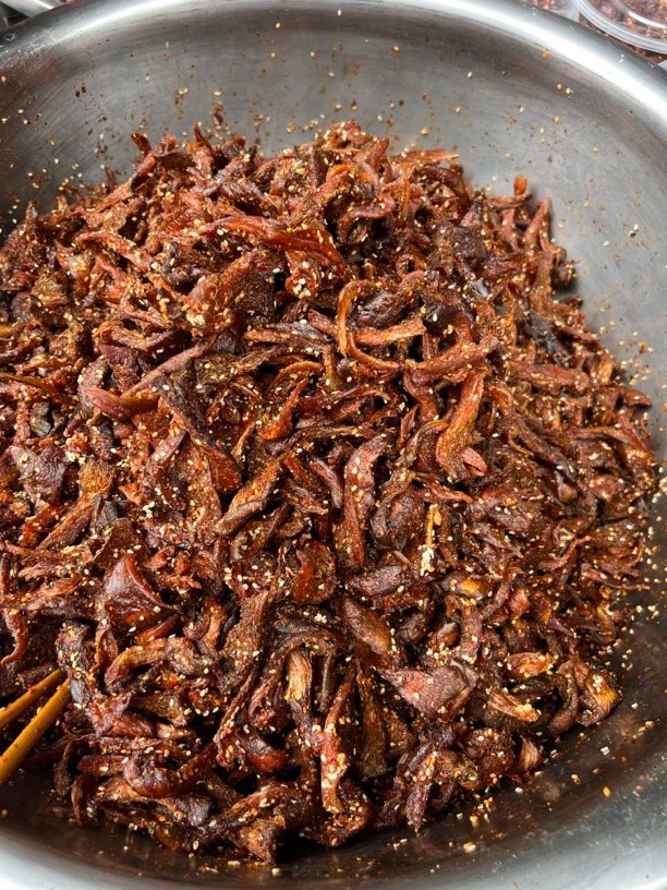 云南丘北特产油炸香辣人工菌，当零食当下饭菜放米线面条都可以
