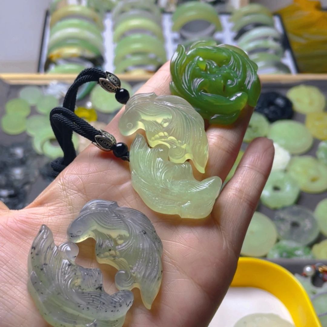 蛇纹石玉未镶嵌颈饰拍一发一对