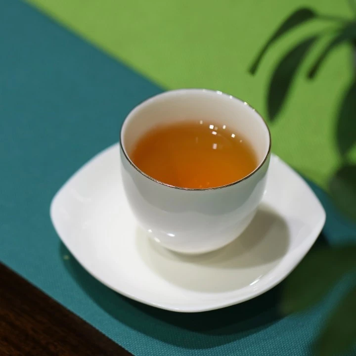 德化白瓷茶杯陶瓷品茗杯功夫茶具凝脂玉描金单杯主人杯杯托茶空间