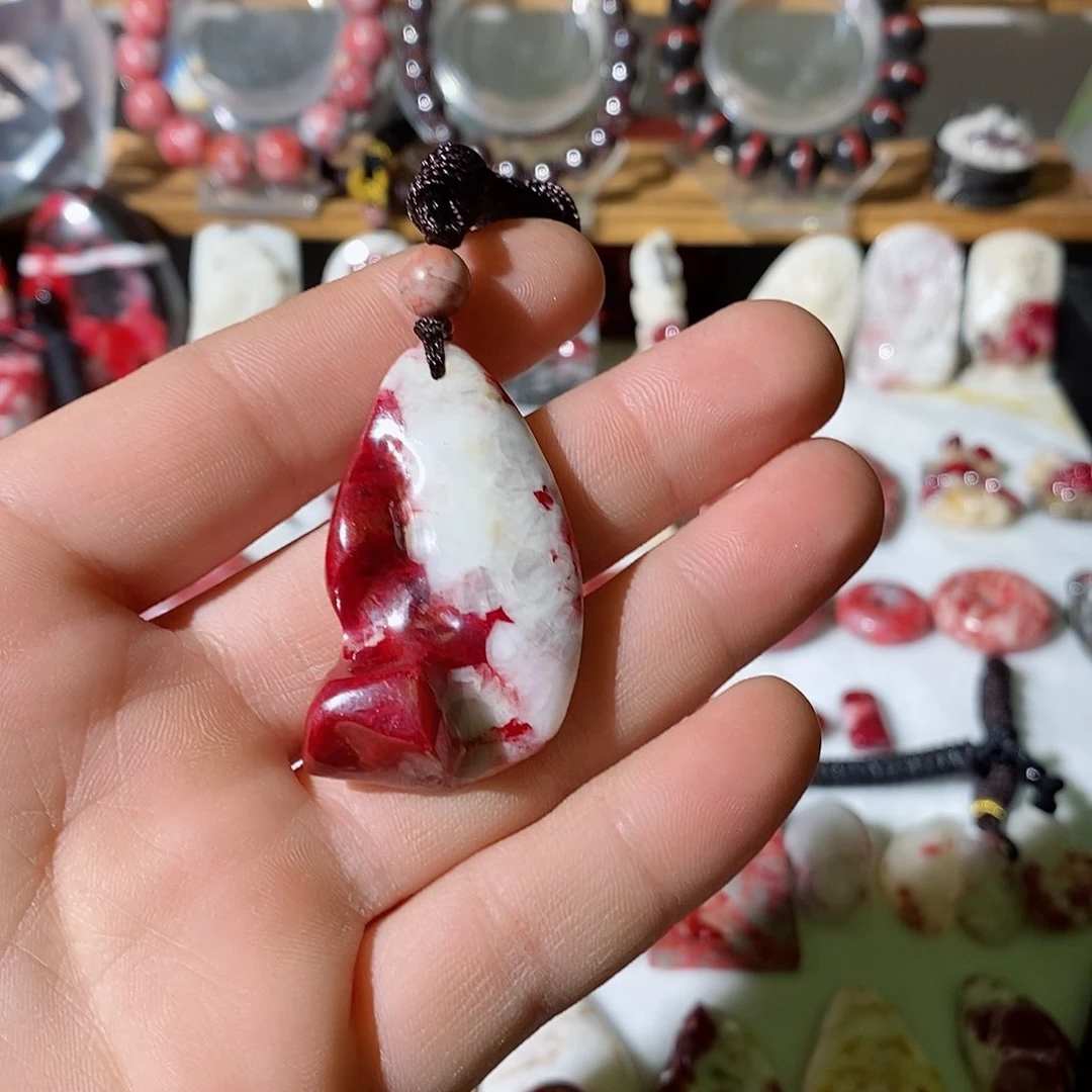 天然辰砂平**人原石晶体吊坠