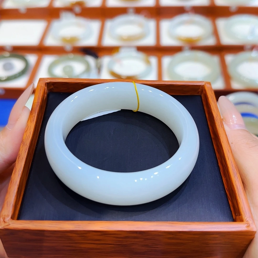 和田玉手镯未镶嵌新疆羊脂白宽胎