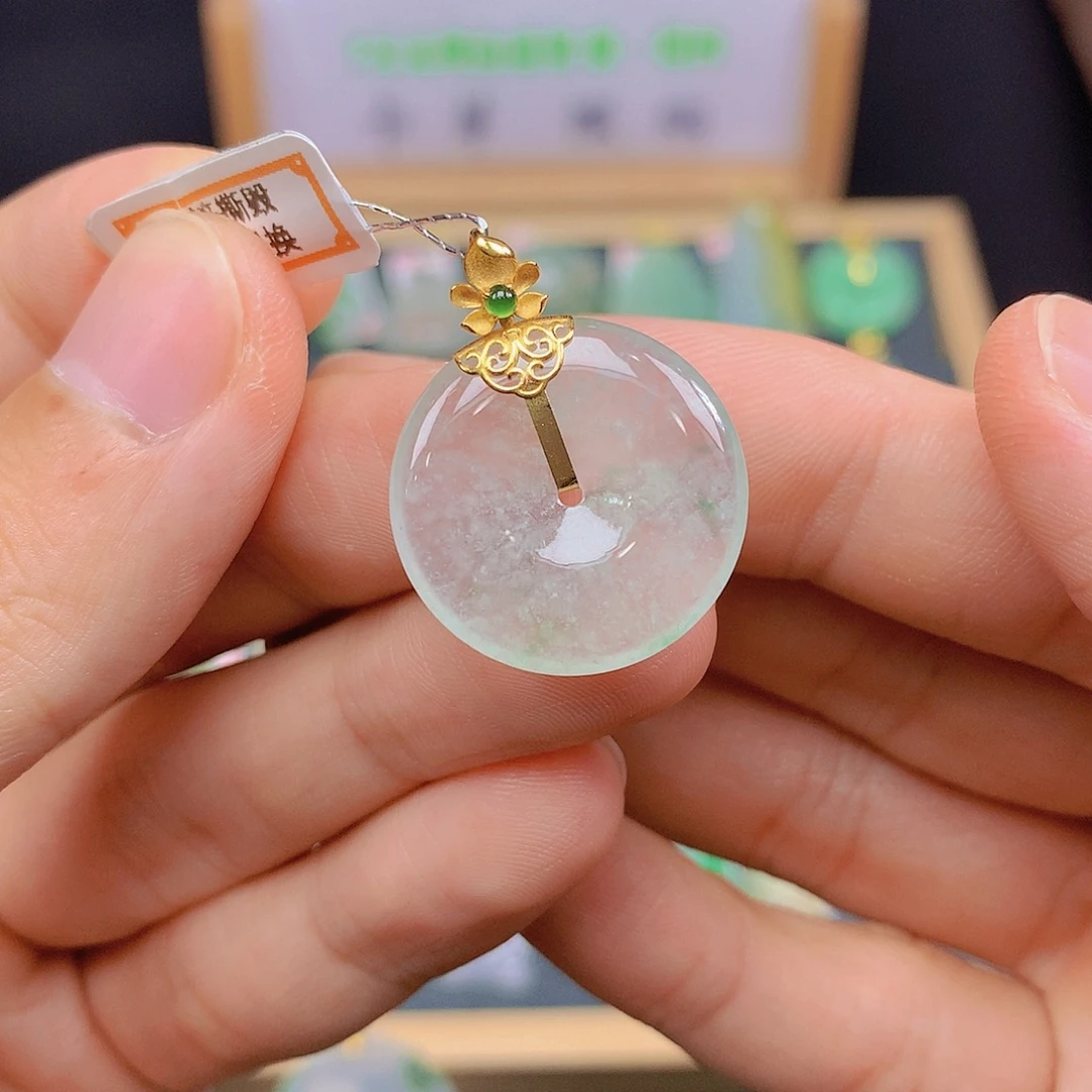 翡翠18K金镶嵌颈饰翡翠