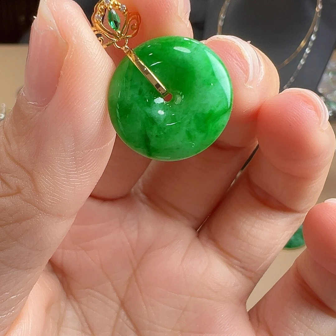 翡翠18K金镶嵌颈饰吊坠