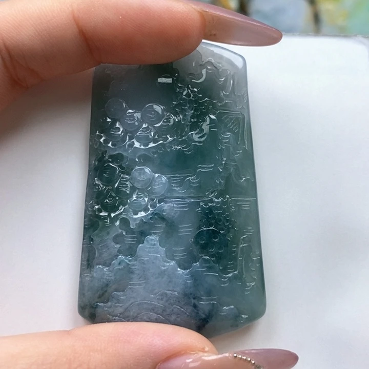 翡翠未镶嵌颈饰为**刘翡翠