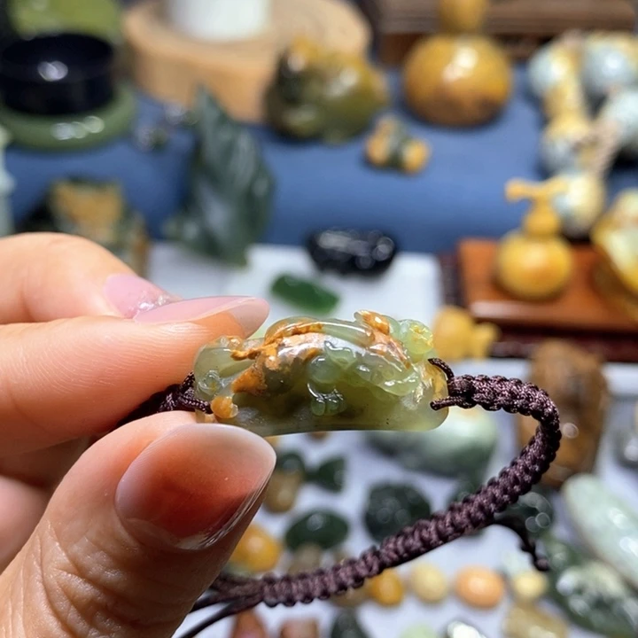 ঞ***柒未镶嵌岫岩河磨玉（透闪石质玉）挂件