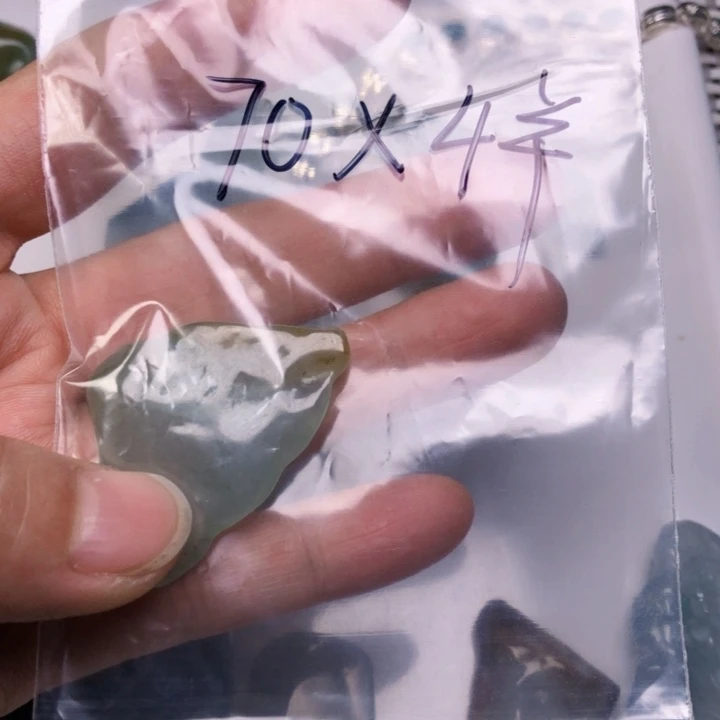 翡翠未镶嵌颈饰心**转缅甸天然翡翠边角吊坠片料牌子