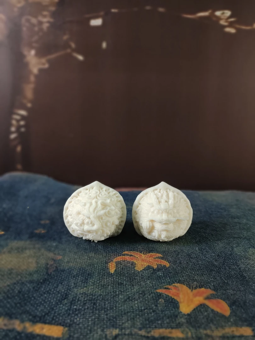 龙纹浮雕核桃一对-ZH2145