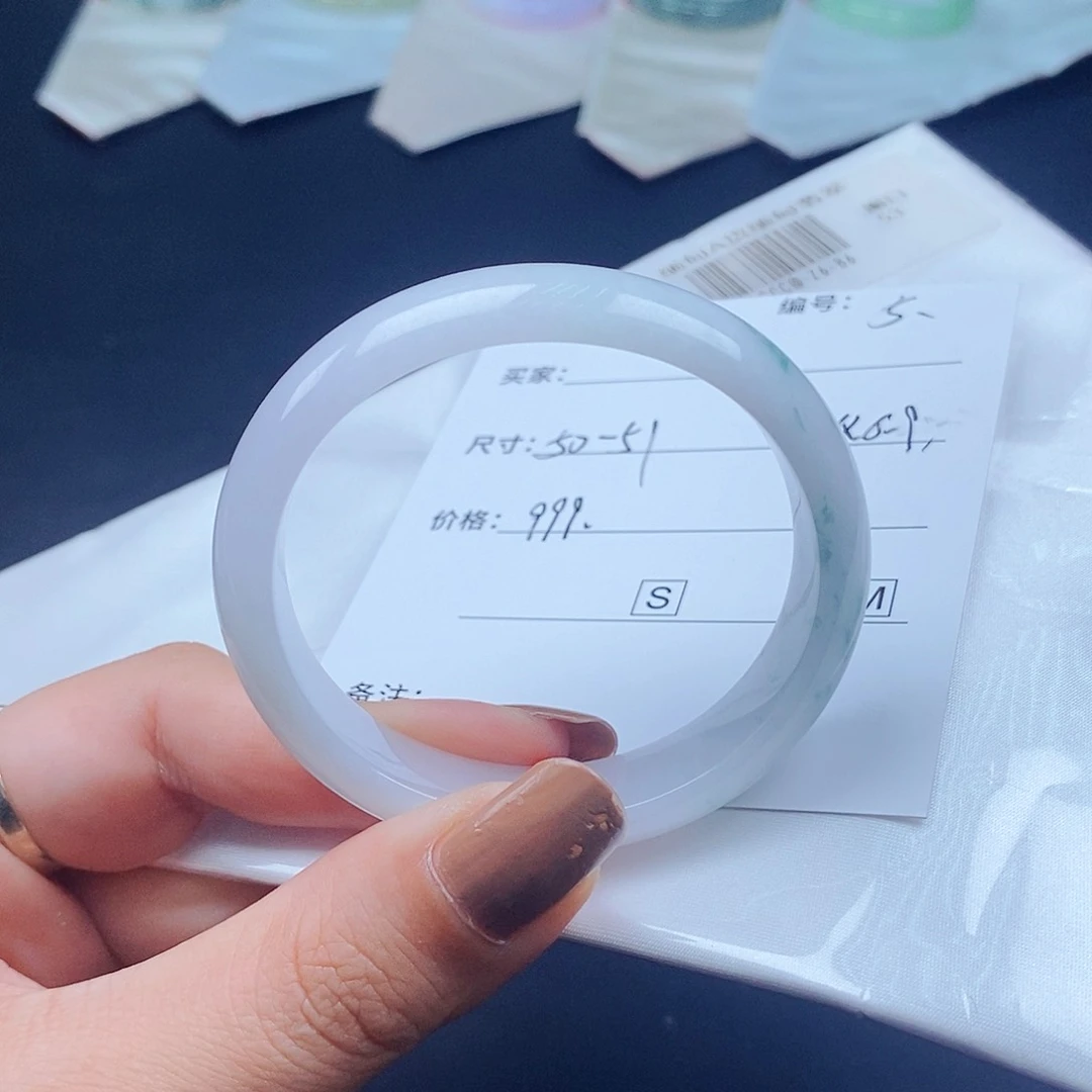 翡翠手镯未镶嵌翡翠