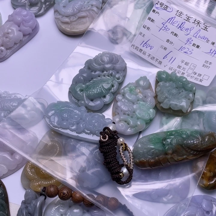 翡翠未镶嵌颈饰M****n挂件