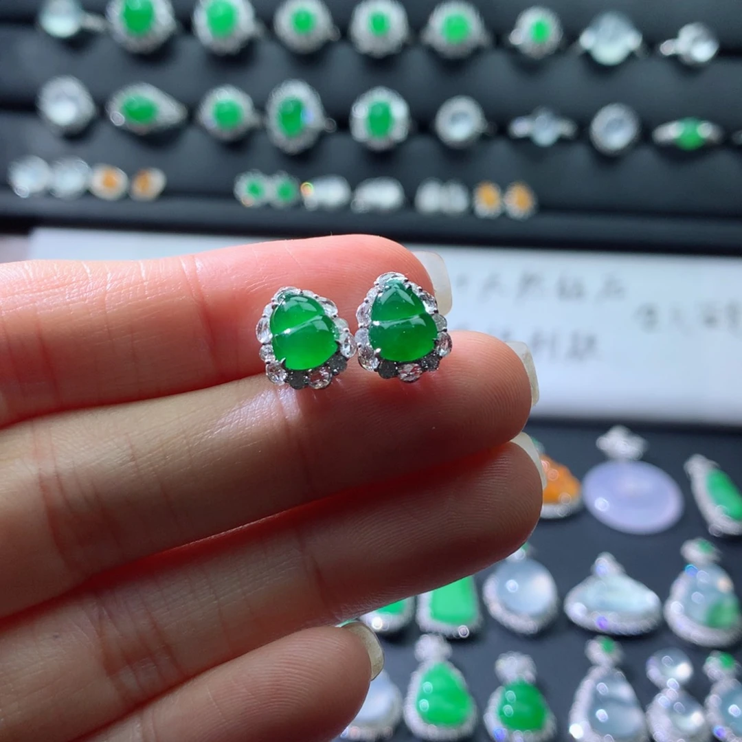 18K金镶嵌翡翠耳饰伴钻