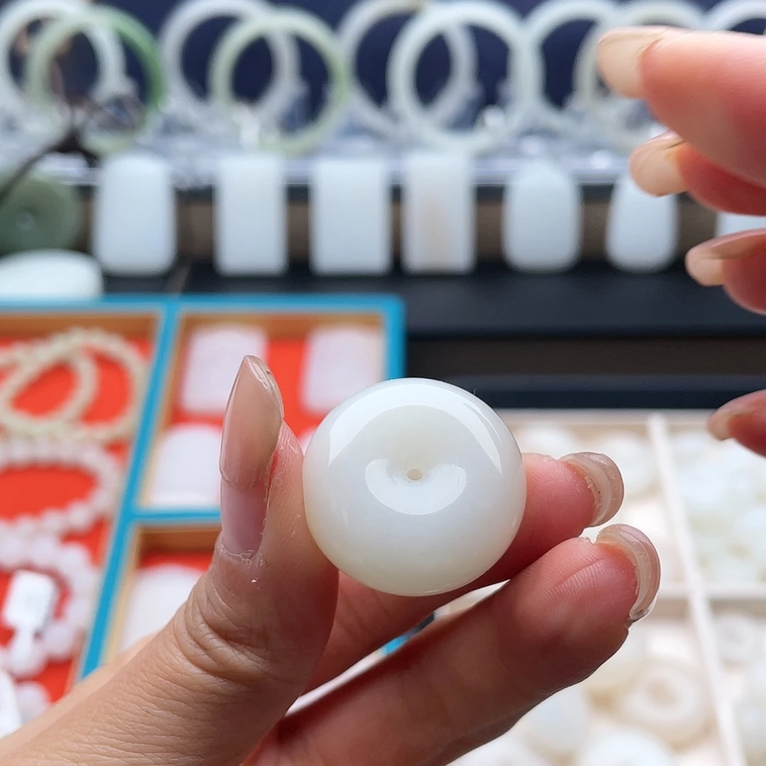 幸***人和田玉未镶嵌颈饰