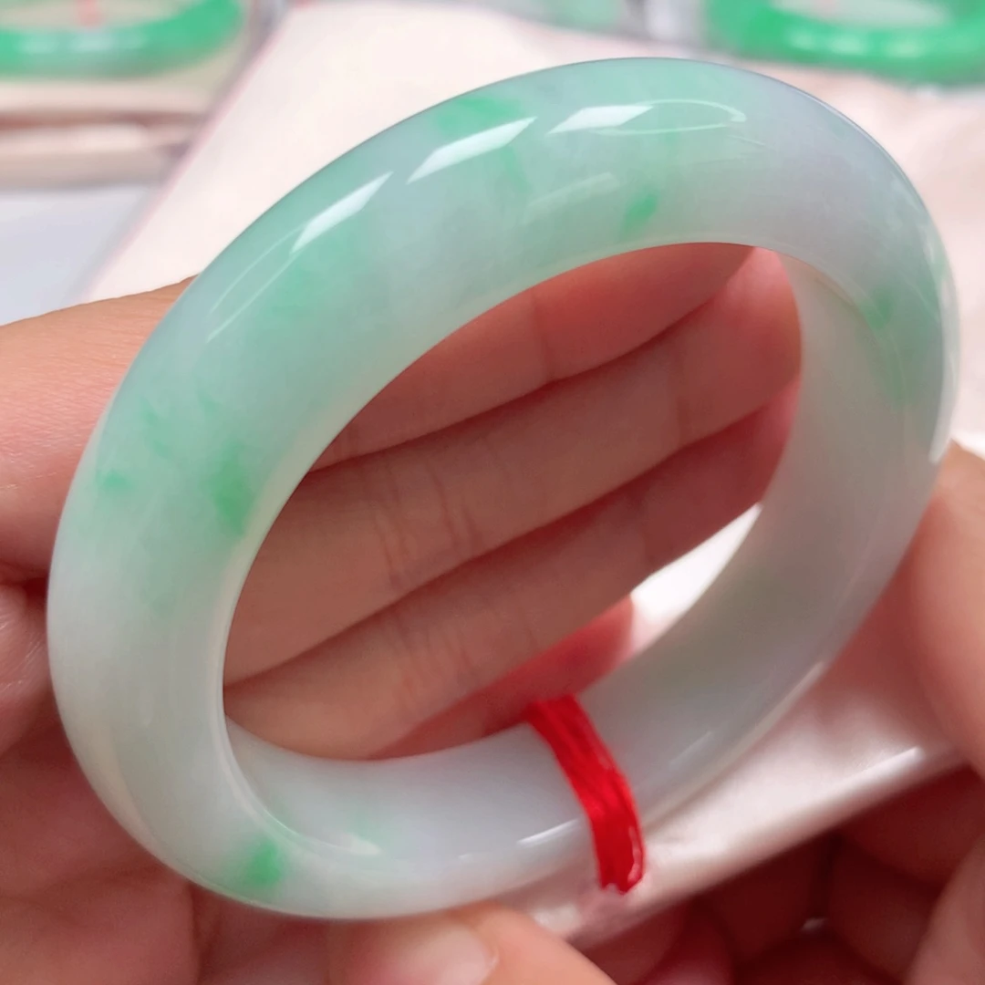 翡翠手镯未镶嵌甜绿飘花