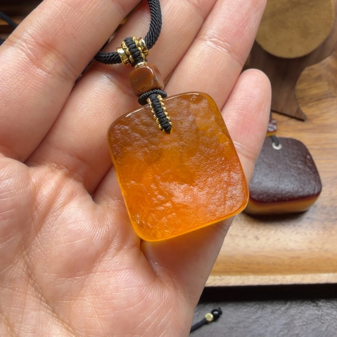 琥珀未镶嵌吊坠(赠链)