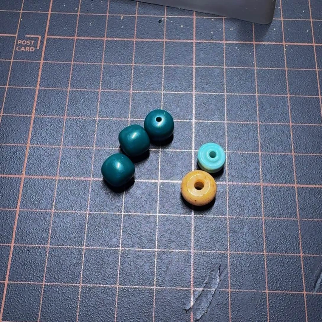 非金属木质一堆彩色的小珠子们