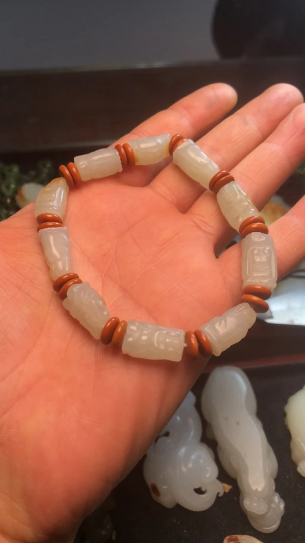 新疆和田玉立体雕工玉贵人手串