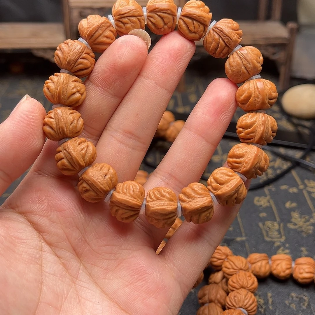 吊坠桃核小金豆手串