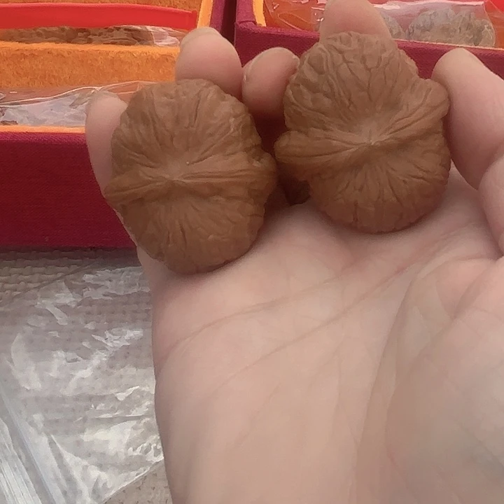 大叶紫檀（黑酸枝木类）文玩核桃把件