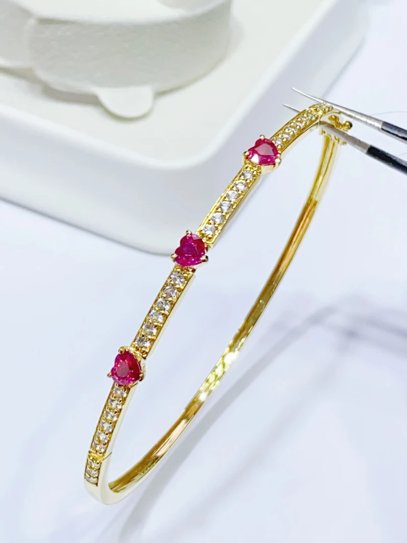 18K金镶嵌天然无烧红宝石手镯爱心款