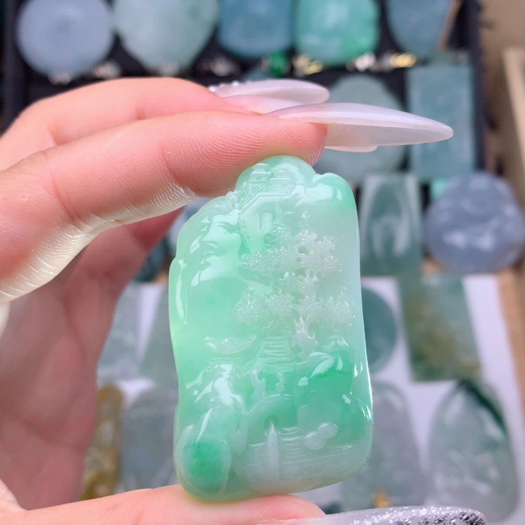 翡翠未镶嵌颈饰山水