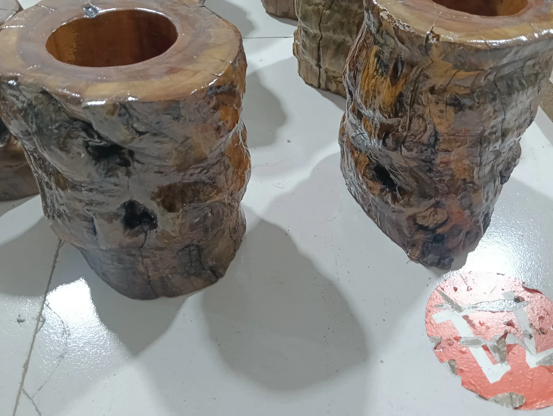 雷击枣木自然树溜树疤的笔筒摆件，漂亮美观，随机发