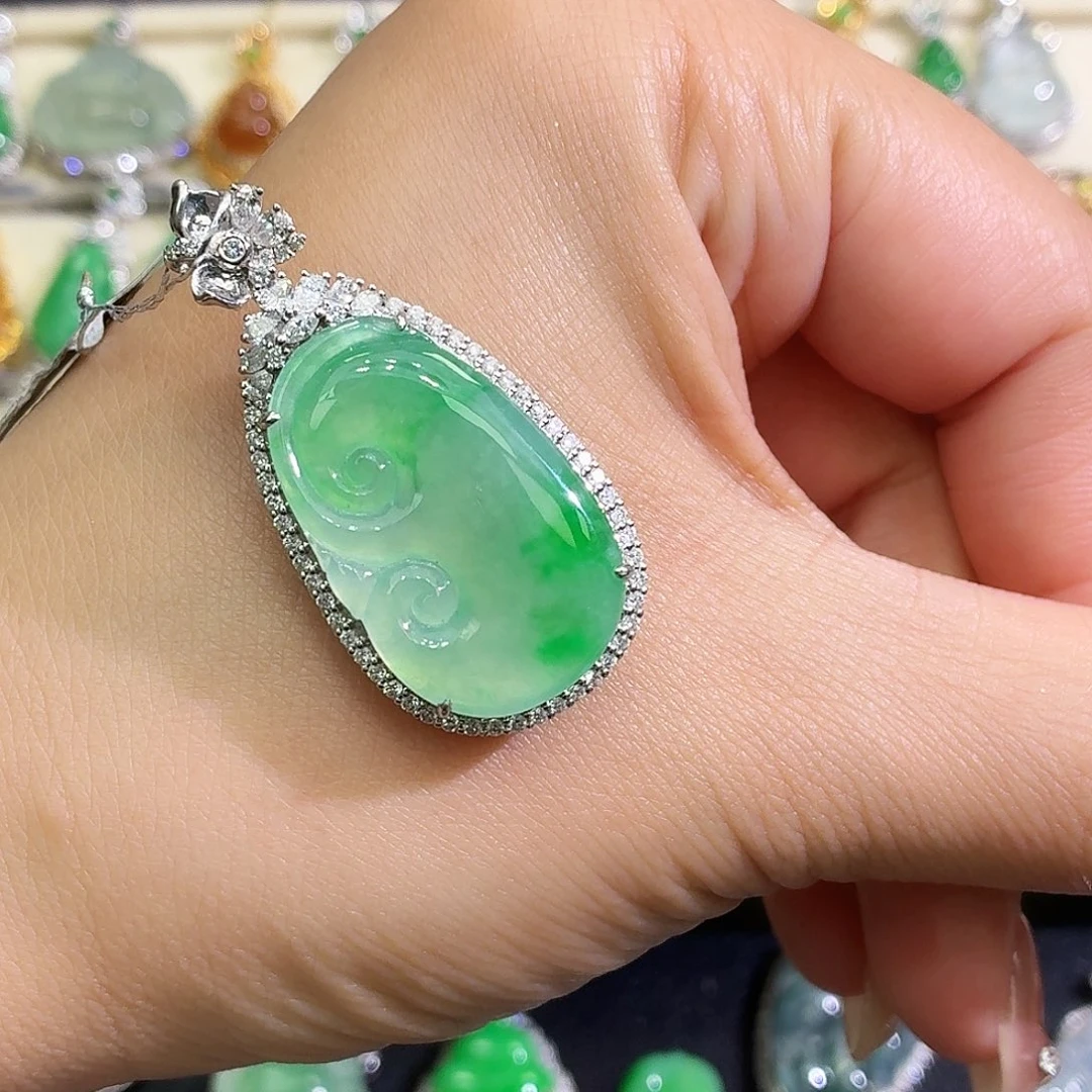 翡翠18K金镶嵌颈饰