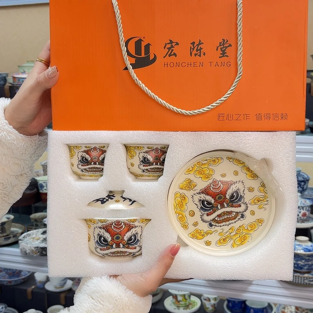 盖碗里的水放在碗中