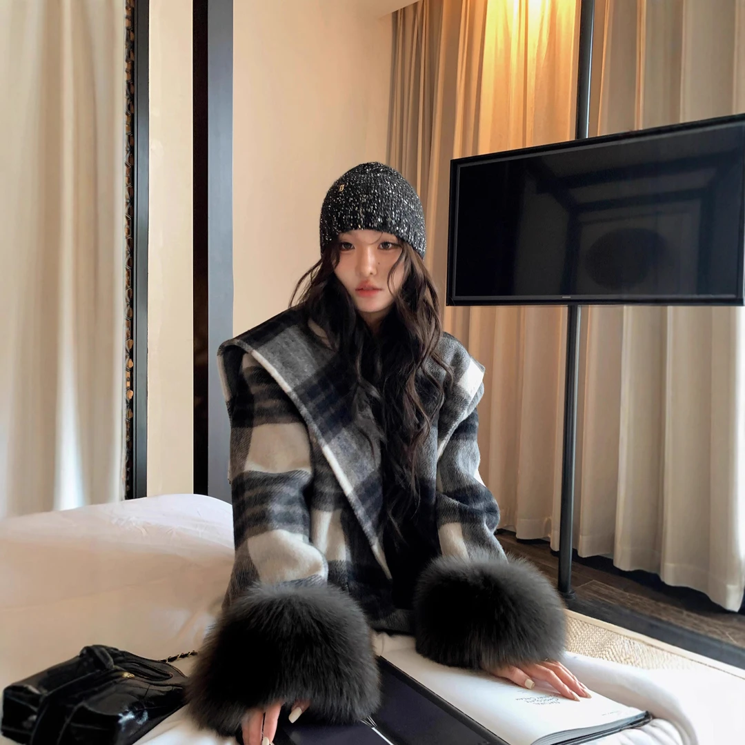 【天使之翼】格子斗篷狐狸毛呢子大衣女2025韩系双面羊毛外套秋冬