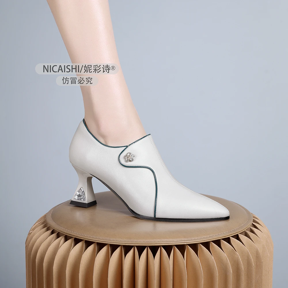 2025年新款法式米白色气质软皮高级感粗跟深口通勤单鞋女百搭1060