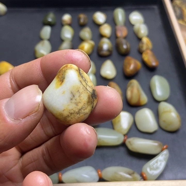 微***城和田玉（糖玉）未镶嵌珠宝奇石