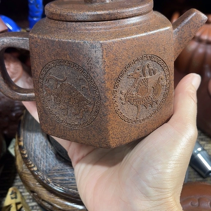 茶壶紫砂原矿泥料手工制作的一把紫砂壶。