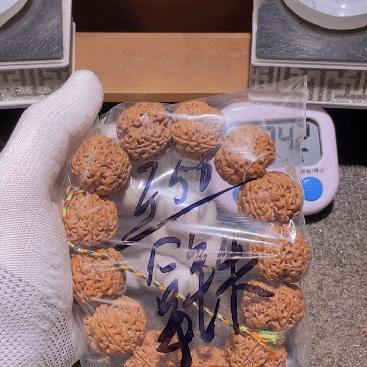 拿***生金刚菩提吊坠这个时候才开始准备