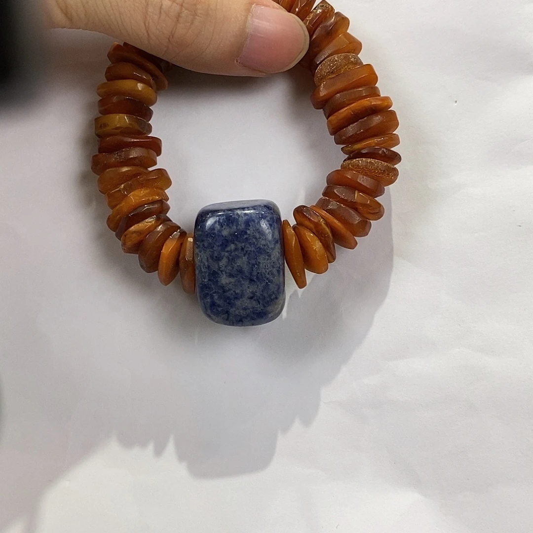 琥珀未镶嵌颈饰多人