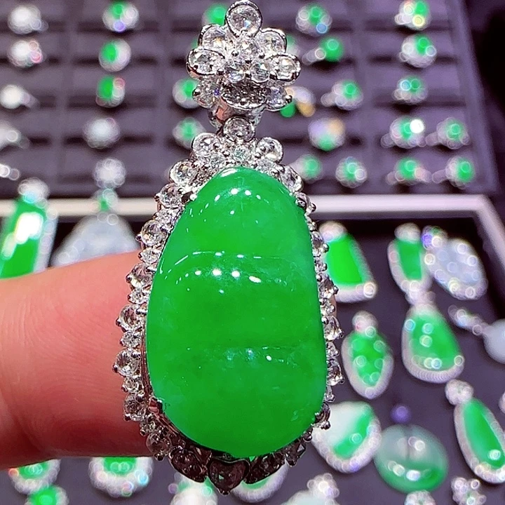 翡翠18K金镶嵌颈饰吊坠