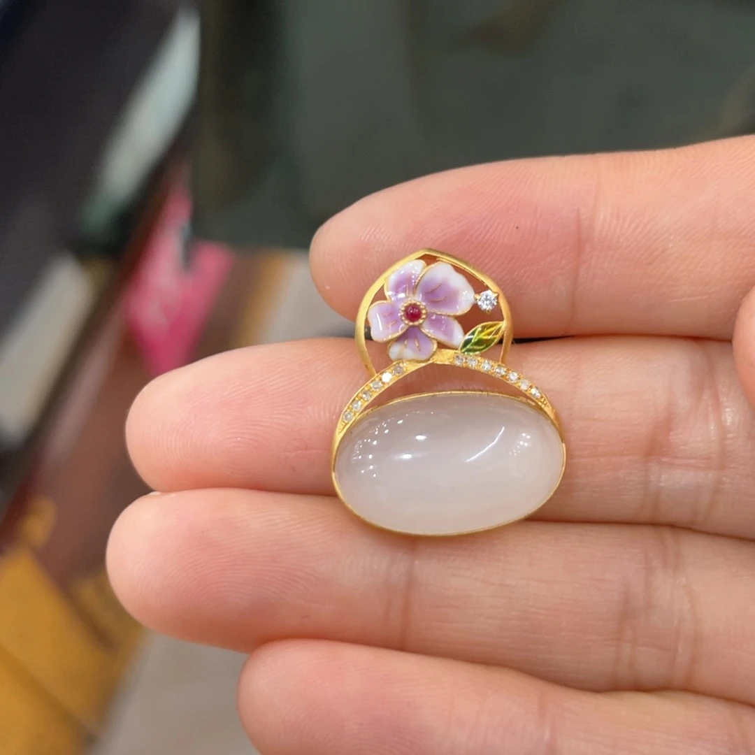 颈饰18K金镶嵌和田玉