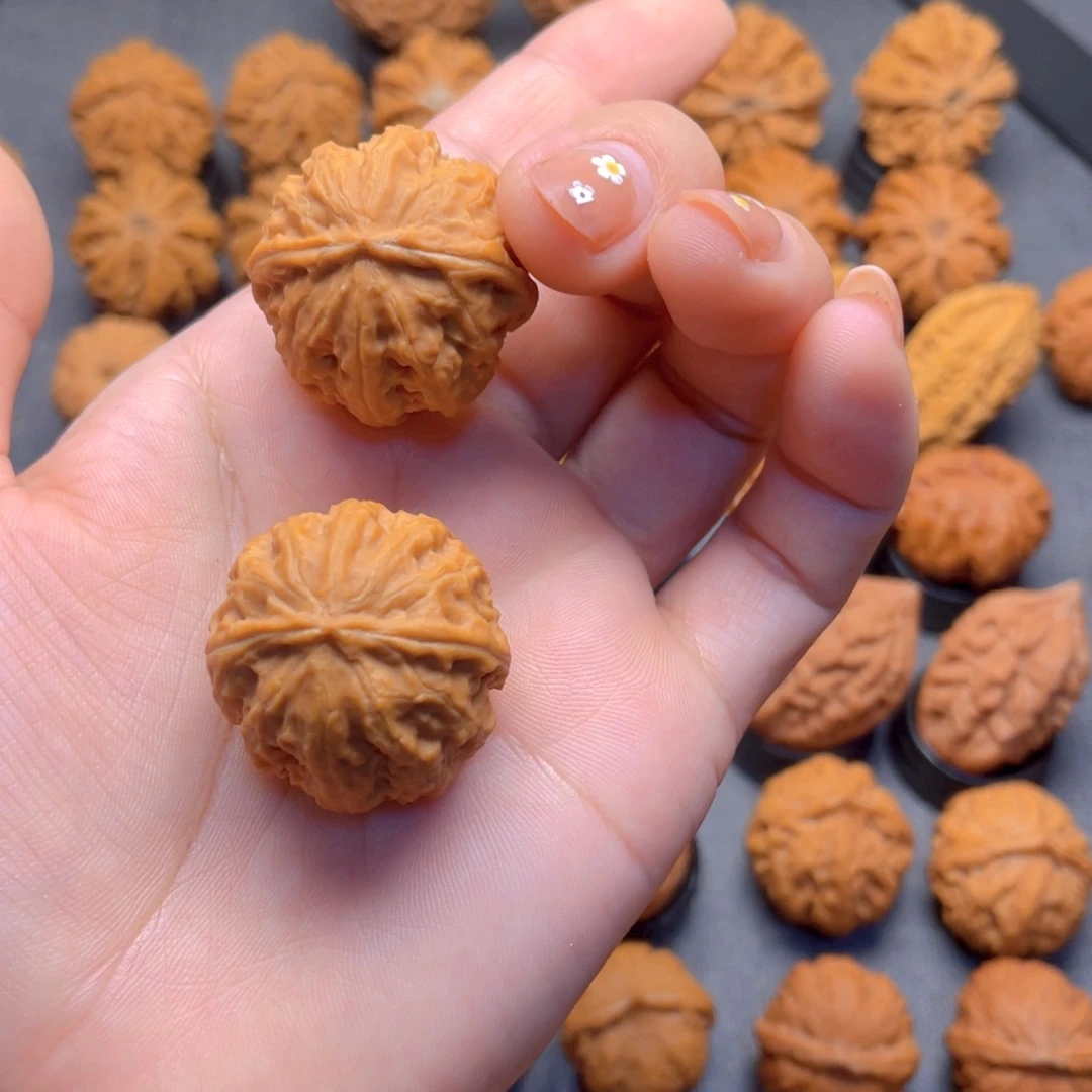 艾***。核桃文玩把件小帝王龙