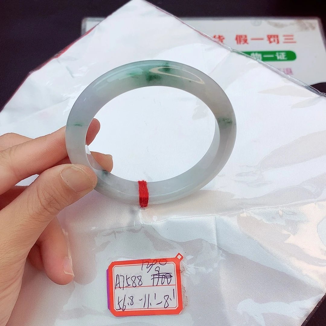 翡翠手镯未镶嵌翡翠