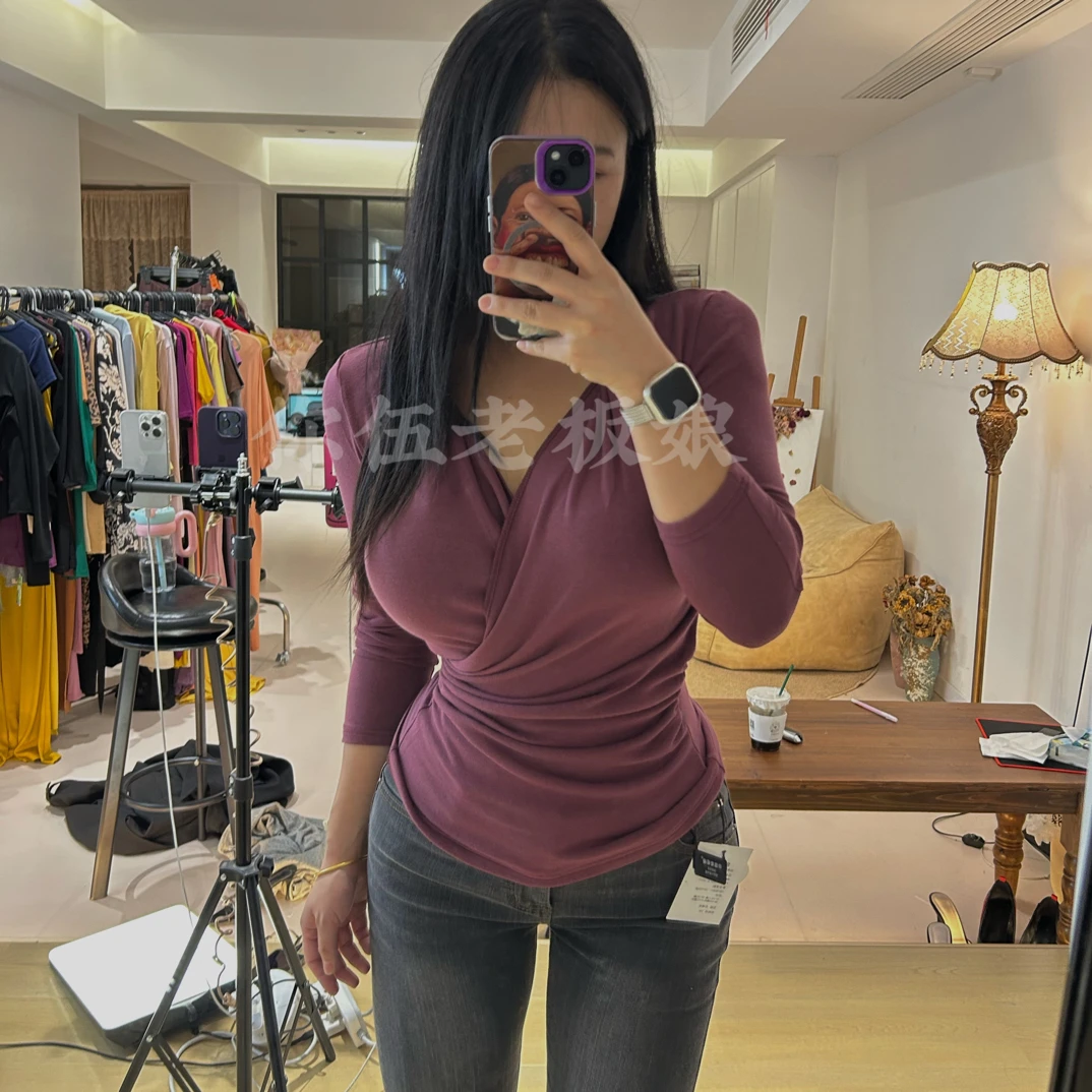 【你伍老板娘】“氧气少妇风”交叉显胸常规纯色基础v领长袖T