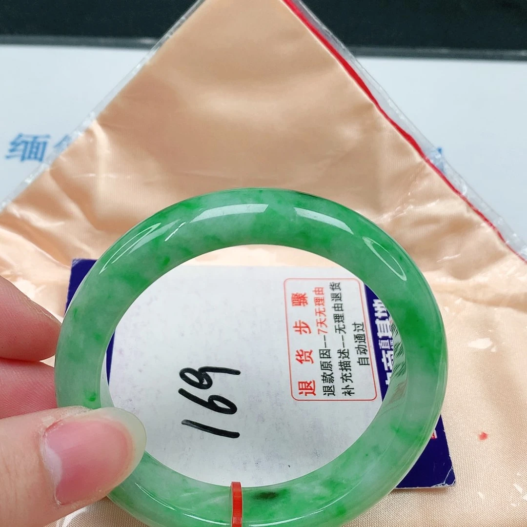 翡翠手镯未镶嵌翡翠