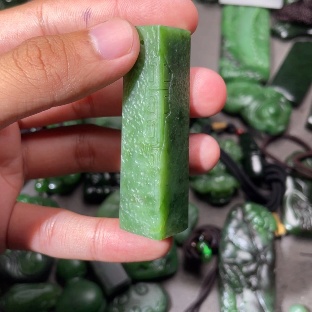 郑***如和田玉（碧玉）未镶嵌颈饰定制